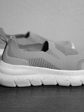 Dearfoams Light Gray Knit Slip-On Sneaker with White Speckled Sole Size 8.5